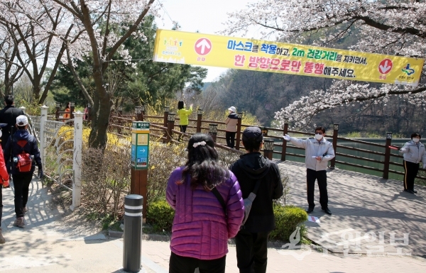 장안구 관계자들이 사회적 거리두기를 위해 관광객을 안내하고 있다.(사진=장안구)