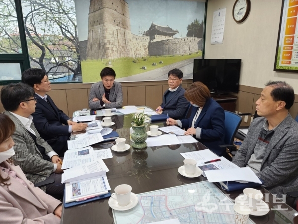 길영배 권선구청장(가운데)이 17일 세류2동 쓰레기 무단투기에 대한 현안회의를 주재하고 있다.(사진=권선구)