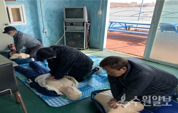 평택시 유선 관계자들이 심폐소생술을 실습하고 있다.(사진=평택시)
