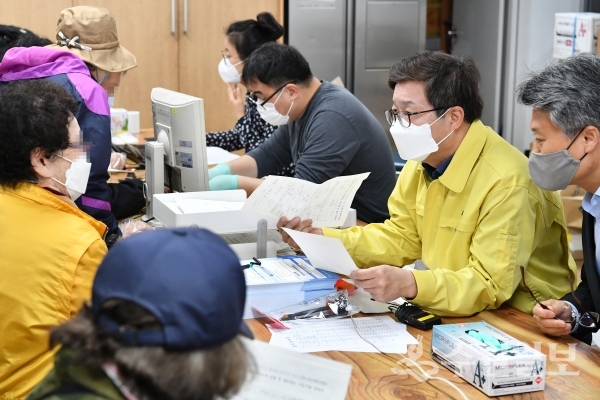 염태영 시장(오른쪽)이 20일 권선1동행정복지센터에서 재난기본소득을 신청하는 시민에게 방법을 안내하고 있다.(사진=수원시)
