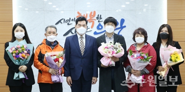 김상돈 의왕시장(가운데)이 20일 장애인의 날 표창수여식에서 수상자들과 기념사진을 찍고 있다.(사진=의왕시)