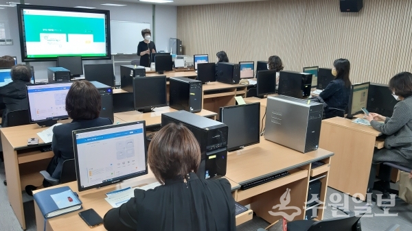 어린이집 원장들이 23일 팔달구청에서 회계관리시스템 교육을 받고 있다.(사진=팔달구)