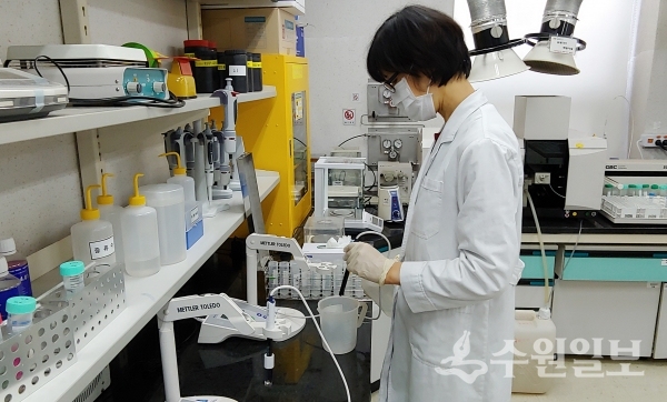 수원시농업기술센터 관계자가 토양 성분을 분석하고 있다.(사진=수원시)