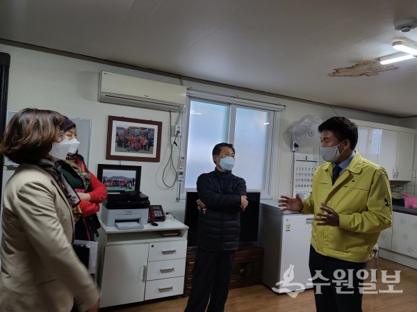 길영배 권선구청장이 23일 관내 경로당을 찾아 관계자들과 이야기 중이다.(사진=권선구)