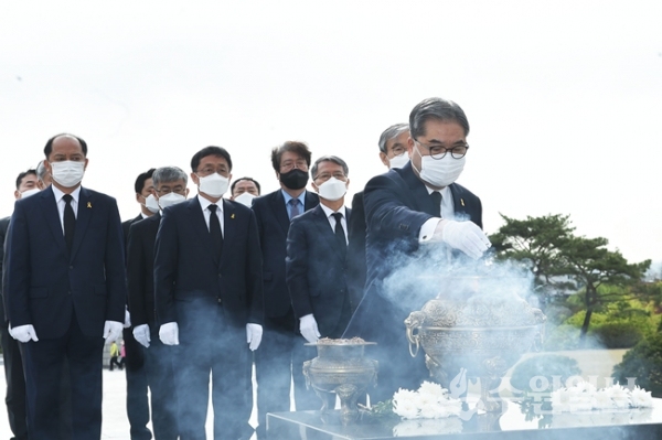 이재정 경기도교육감(맨 앞)이 서울 국립 4.19 민주묘지를 찾아 분향을 하고 있다.(사진=경기도교육청)