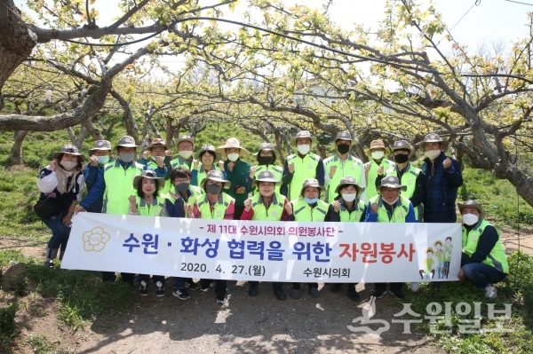 조명자 의장(앞줄 가운데) 등 수원시의회 의원봉사단이 27일 경기도 화성시 과수농가에서 봉사활동을 벌였다.(사진=수원시의회)