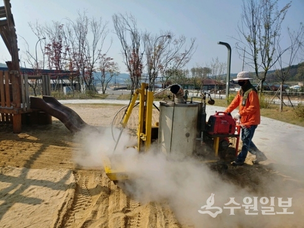 어린이공원 내 놀이시설 소독 장면.(사진=용인시)