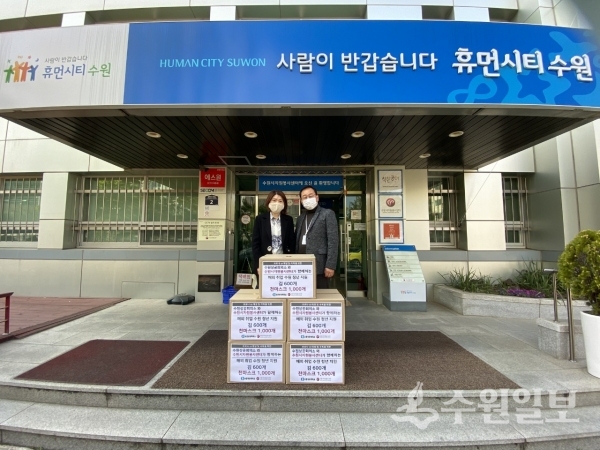 임숙자 수원시자원봉사센터장(오른쪽)과 함종학 수원상공회의소 본부장이 지난 28일 일본으로 면마스크를 보내며 기념촬영을 하고 있다.(사진=수원시)