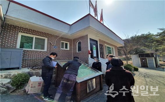 양평군 사격장 주변 전광판 설치 관련 주민과 협의하고 있는 모습.(사진=경기도)