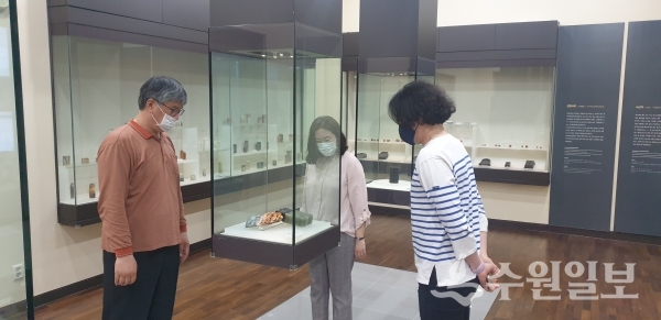 박물관 전시물을 관람할 때는 반드시 마스크를 쓰고, 다른 사람과 거리를 둬야 한다.(사진=수원시)