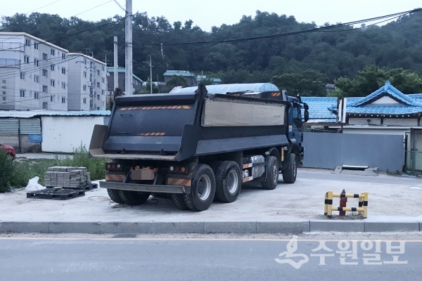 주차된 덤프트럭.(사진=강화군)