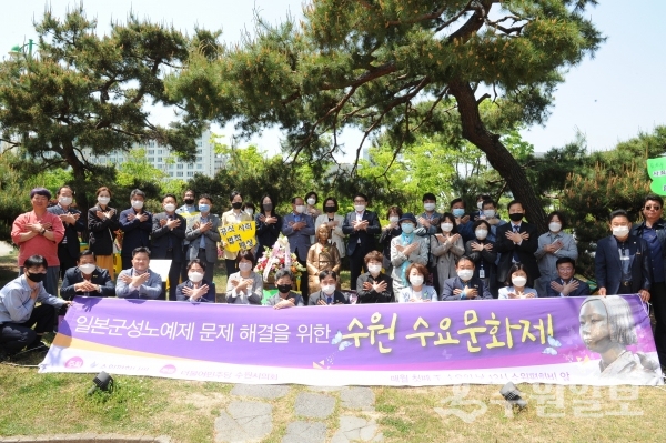 수원시의회 시의원들이 6일 수원수요문화제에 참석했다.(사진=수원시의회)