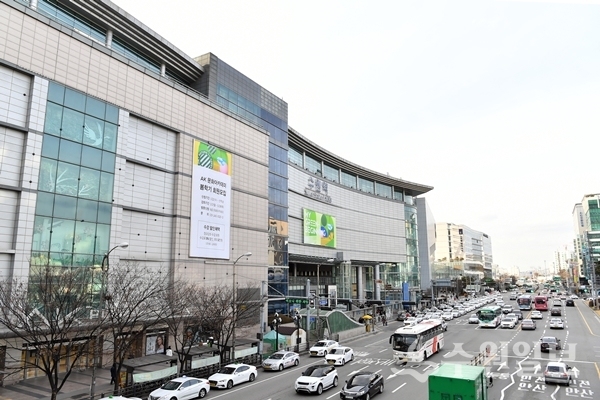 수원시의 2019년 교통문화지수가 81.62점으로 나왔다. 사진은 수원역 앞 도로.(사진=수원시)