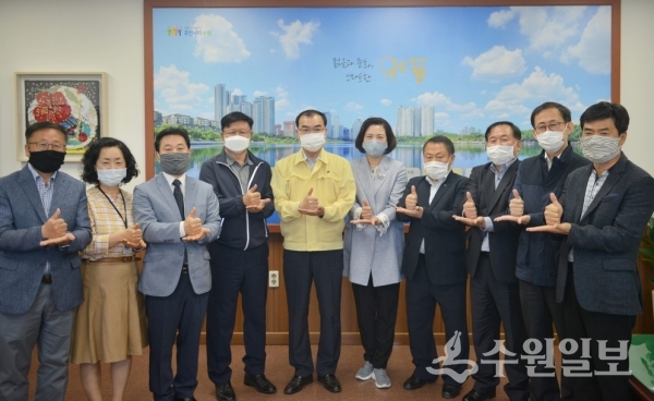 송영완 구청장(가운데) 등 영통구 공직자들이 덕분에 챌린지에 참여하고 있다.(사진=영통구)