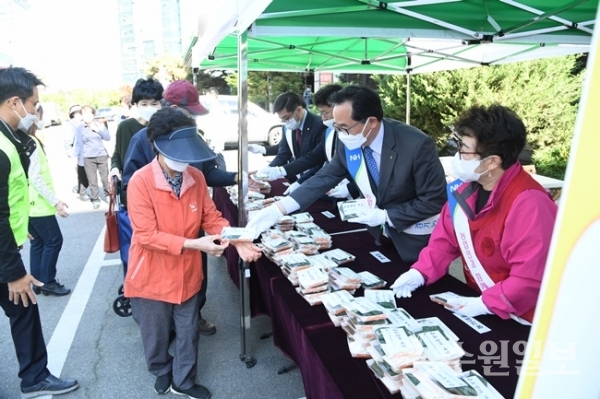 경기농협이 8일 금요장터를 재개장하며 손님 맞이로 활기를 찾고 있다.(사진=경기농협)