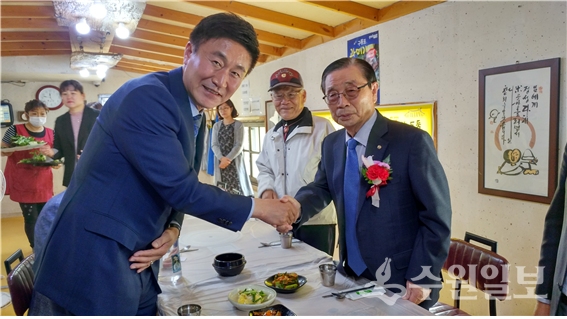 길영배 권선구청장이 7일 대한노인회 권선구지회 임원들에게 카네이션을 전달했다.(사진=권선구)