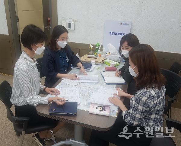 영통구 공직자들이 업무교육을 하고 있다.(사진=영통구)