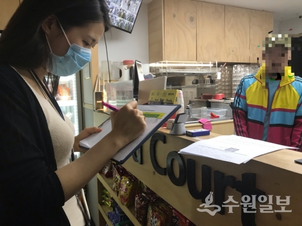 권선구 관계자가 관내 한 PC방을 점검 중이다.(사진=권선구)