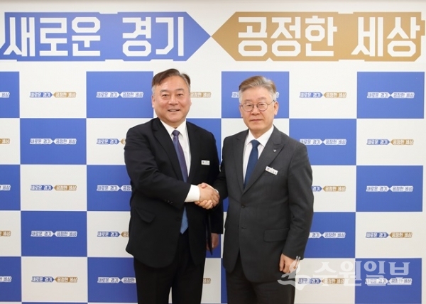 이재강(왼쪽) 경기도 평화부지사가 이재명 도지사와 함께 기념촬영을 하고 있다.(사진=경기도)