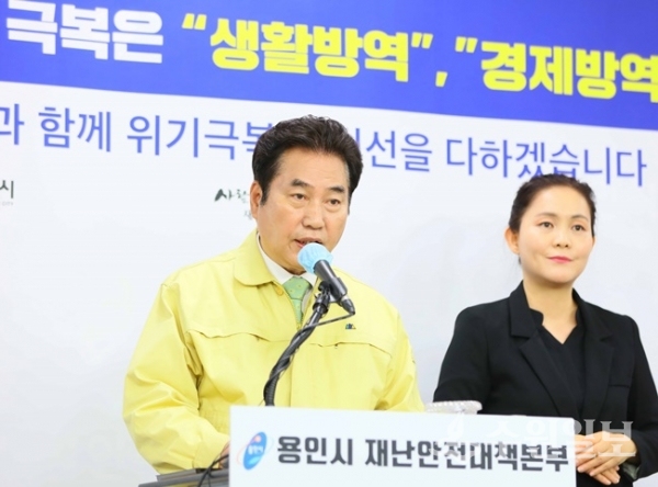백군기 용인시장이 소상공인 지원 등에 관한 브리핑을 하고 있다.(사진=용인시)