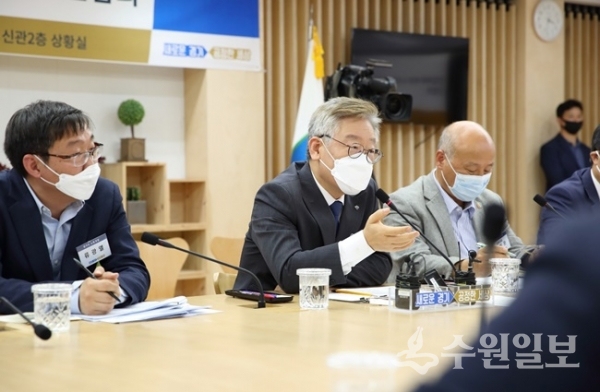 이재명 경기도지사가 산재예방과 관련한 간담회를 진행하고 있다.(사진=경기도)