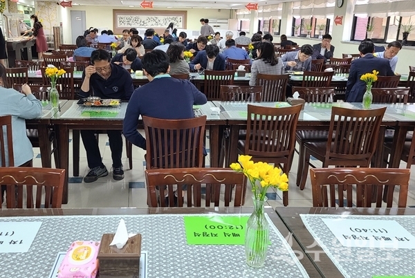 경기도교육청 구내식당 내 식탁 위에 지역 화훼농가에서 구매한 꽃이 놓여져 있다.(사진=경기도교육청)