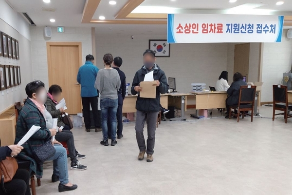 강화군민들이 소상공인 임차료 지원 신청 창구를 찾고 있다.(사진=강화군)