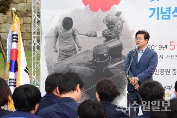 염태영 수원시장이 2019년 5월 18일 장안공원에서 열린 5.18민주화운동 기념식에 참석했다.(사진=수원시)