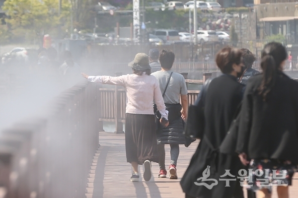 백운호수 생태탐방로에 쿨링포그가 가동되고 있다.(사진=의왕시)