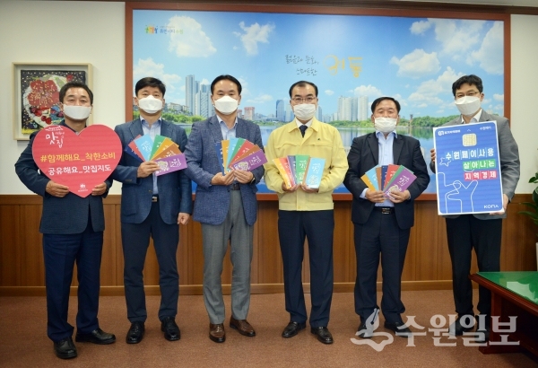 송영완 영통구청장(오른쪽 세번째)이 14일 간담회 참석자들과 포즈를 취했다.(사진=영통구)