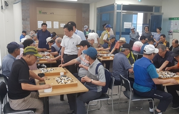 2019년 수원시 관계자들이 무더위쉼터를 확인하고 있다.(사진=수원시)