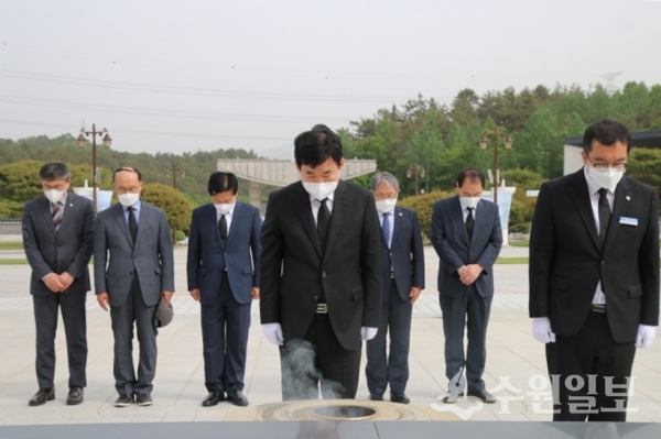 더불어민주당 김진표(가운데) 국회의원이 14일 국립 5.18 민주묘지를 찾아 참배하고 있다.(사진=김진표 의원실)