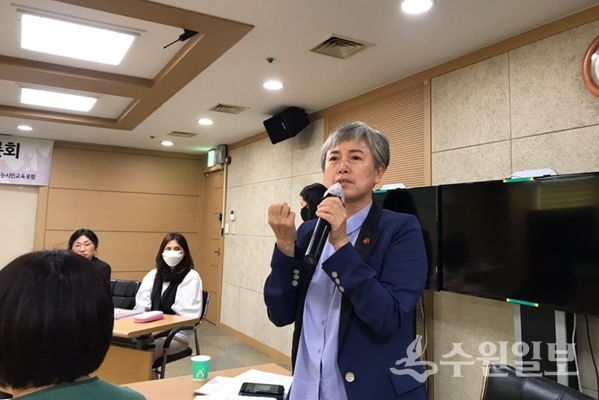 윤경선 수원시의원이 14일 토론회에서 발언하고 있다.(사진=수원시의회)