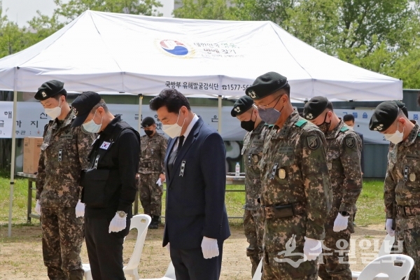 김상돈 의왕시장(가운데)이 14일 의왕 모락산전투 유해발굴사업 개토식에 참석해 호국영령을 위한 묵념을 하고 있다.(사진=의왕시)