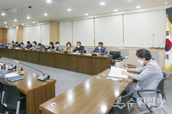 차정숙 의왕시 부시장이 지난 15일 의왕시청에서 열린 규제합리화 과제 보고회를 주재하고 있다.(사진=의왕시)