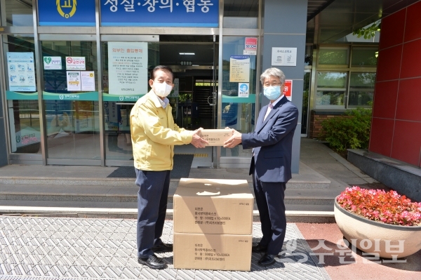 유천호 강화군수(왼쪽)가 19일 강화고에 마스크를 전달했다.(사진=강화군)