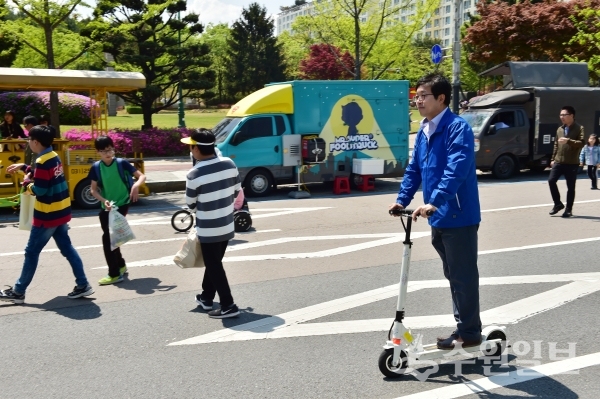 염태영 수원시장이 차 없는 날 행사에서 전동킥보드를 타고 있다.(사진=수원시)