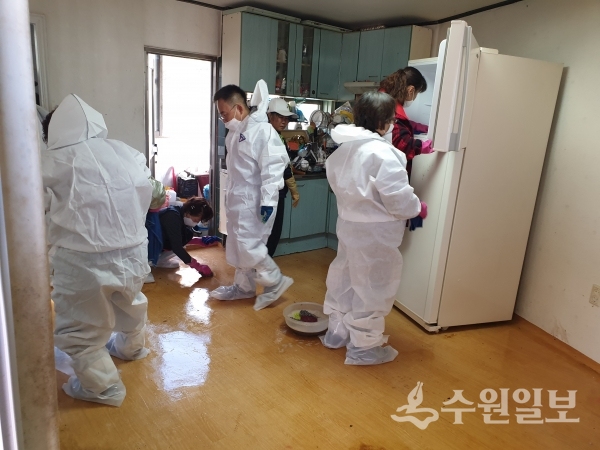 강화군 관계자들이 복지 대상자의 집을 청소하고 있다.(사진=강화군)