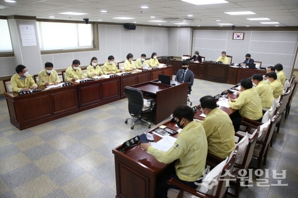 수원시의회 예산결산특별위원회 위원들이 추경예산안을 의결하고 있다.(사진=수원시의회)