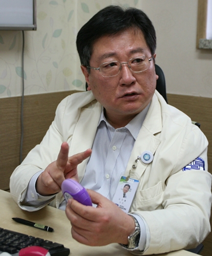 김치홍 성빈센트병원 호흡기내과 교수가 COPD 흡입제를 설명하고 있다.(사진=성빈센트병원)