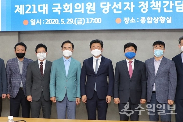 (왼쪽 세번째부터) 정장선 시장, 유의동 의원, 홍기원 의원이 평택시 국회의원 당선자 초청 간담회에 참석했다.(사진=평택시)