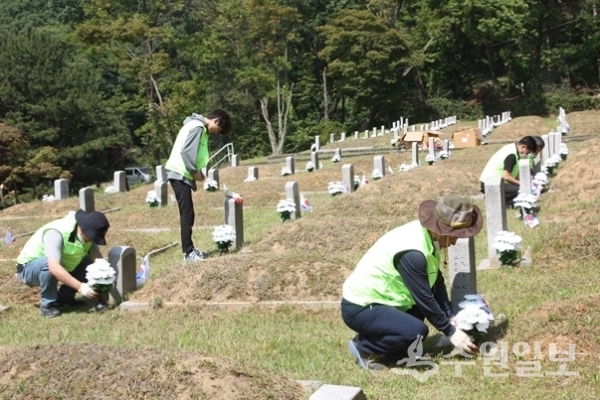 보훈원 직원들이 창훈애국묘지를 정비하고 있다.(사진=보훈원)
