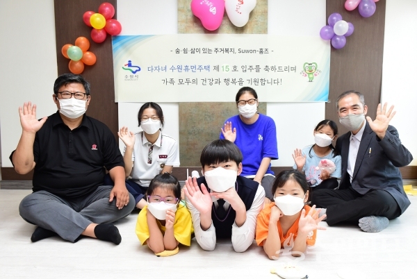 장춘일씨 가족과 조무영 제2부시장이 함께하고 있다.(사진=수원시)