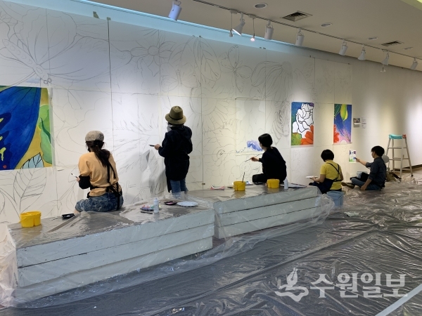 평택시 예술인들이 희망 담벼락 프로젝트에 참여해 그림을 그리고 있다.(사진=평택시문화재단)