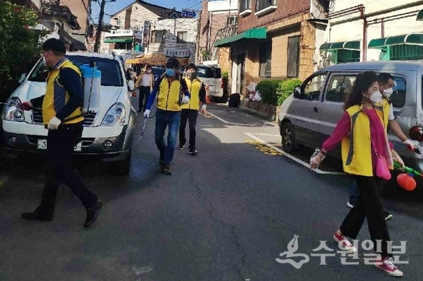 장안구 주민자치위원장협의회 회원들이 3일 연무동을 방역하고 있다.(사진=장안구)