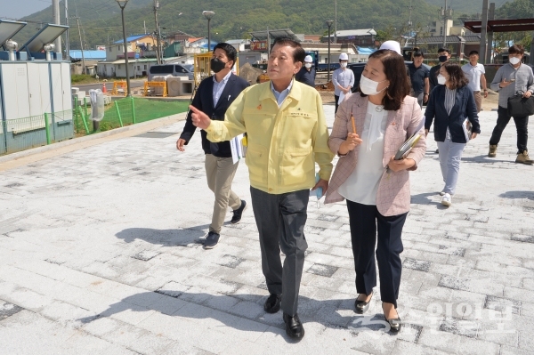 유천호 강화군수가 3일 삼산면 공사현장을 둘러보고 있다.(사진=강화군)