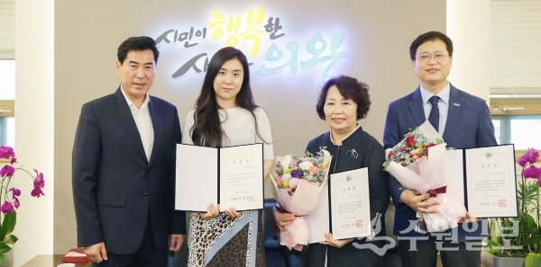 김상돈 의왕시장(맨 왼쪽)이 4일 위촉장과 표창을 건넸다. 왼쪽 두번째부터 안현진씨, 조선애씨 박진호씨.(사진=의왕시)