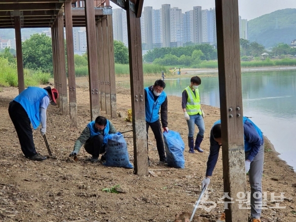 의왕시와  한국농어촌공사 화성·수원지사 직원들이 3일 의왕 백운호수에서 쓰레기를 줍고 있다.(사진=의왕시)