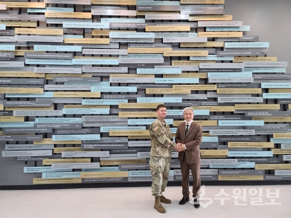 곽상욱 오산시장(오른쪽)이 지난 6일 패트릭 도나호 미8군 부사령관과 포즈를 취했다.(사진=곽상욱 시장)