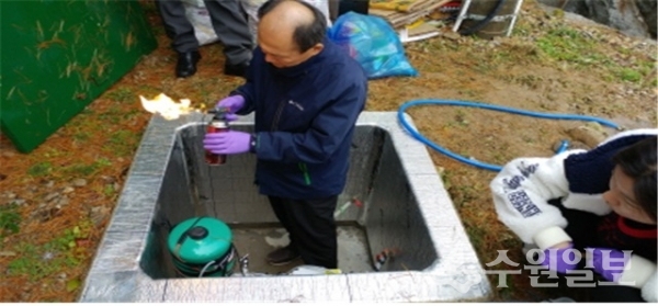 지하수 사료채취 장면.(사진=경기도)